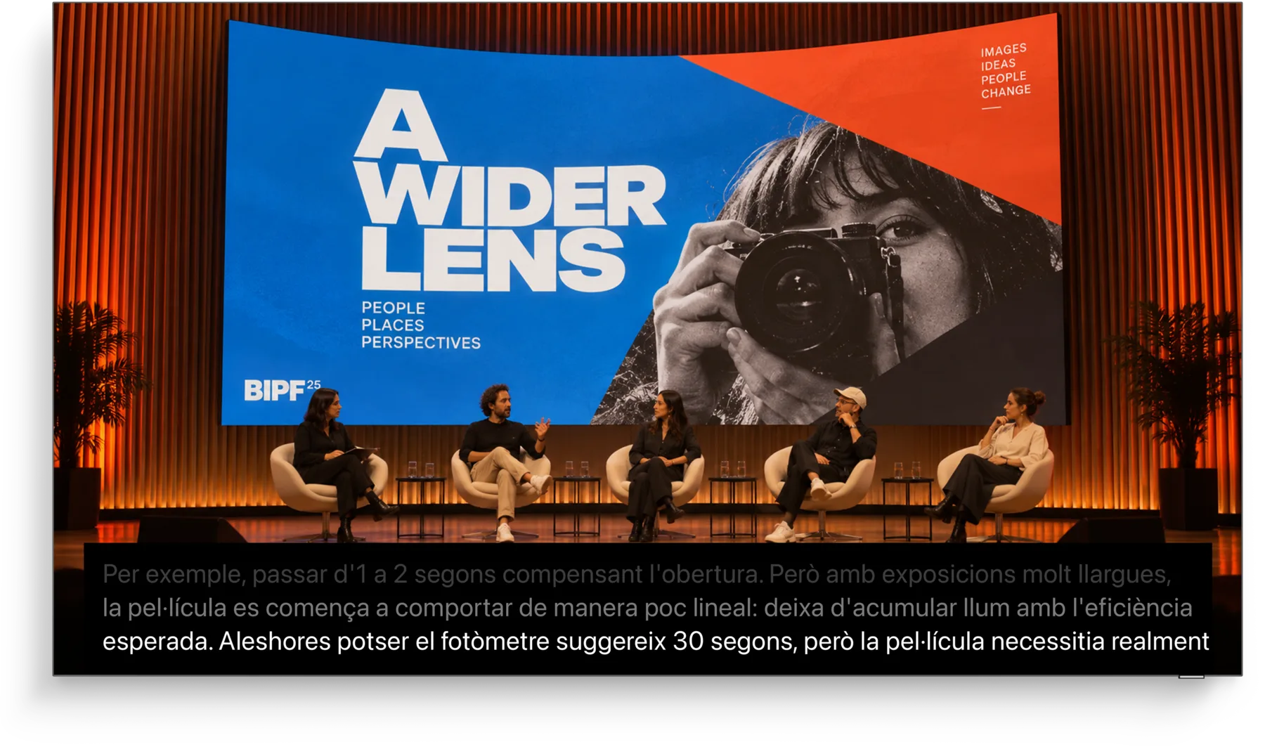 Stage screen with live captions in Catalan